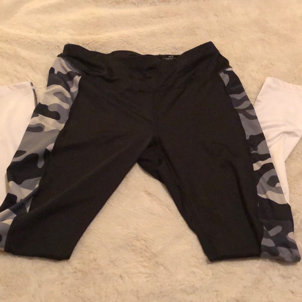 Black and gray Army print leggings